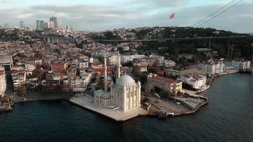 Drohnenaufnahme der Ortaköy-Moschee bei Sonnenaufgang in Istanbul, Türkei.