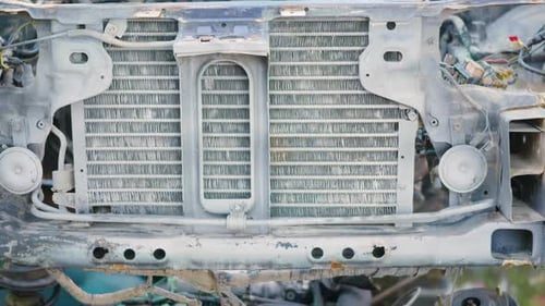 Verrosteter Hulk, teilweise Wrack eines Kühlers, Automaschinenmotors