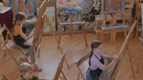 Três crianças na escola de arte