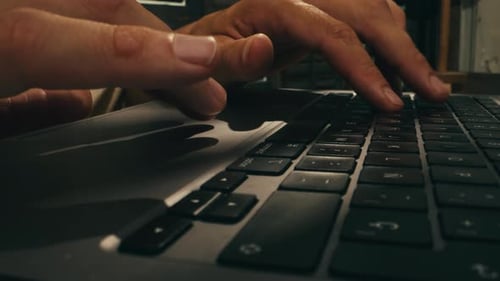 Les mains tapent sur le clavier d'un ordinateur portable avec concentration et engagement dans un espace de travail moderne