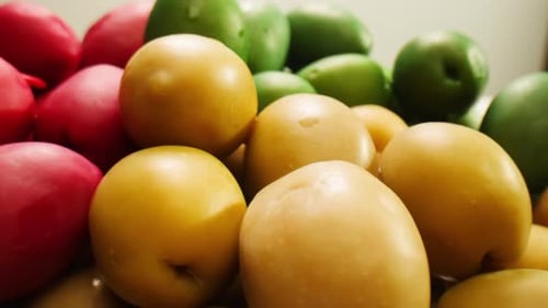 Olives vertes rondes marinées de Grèce Gros plan d'olives rouges, noires et vertes fermentées espagnoles