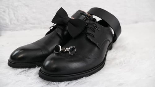 1. Herrenschuhe, Krawatte, Gürtel und Manschettenknöpfe. Stylische Herren-Accessoires.