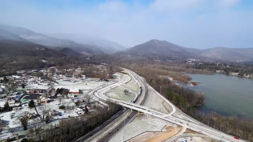 Une autoroute existe près d'une petite ville dans la neige hivernale, 60 images par seconde des États-Unis vers le Canada, l'Ohio, prise de vue par Drone aérien, avec mémorandum d'accord