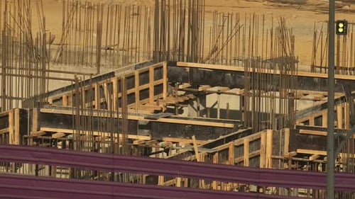 Barra de refuerzo de acero en el sitio de construcción. Reducir lentamente el zoom