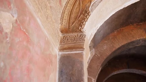 Détail intérieur orné de Pompéi comprenant un chapiteau à pilastres décoré, une arche en stuc et des peintures