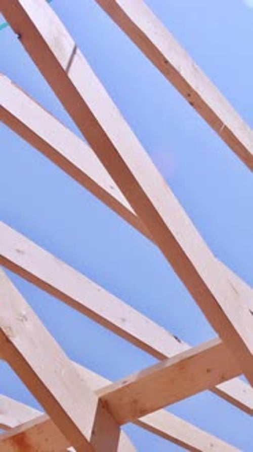 Fase de construcción de marcos de techo de madera con vigas estructurales