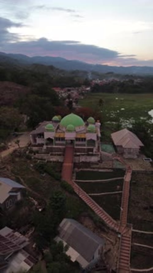 Vue aérienne d'une mosquée sur la colline le soir au coucher du soleil