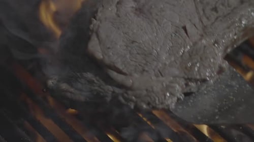 Carne a la parrilla con carne asada al fuego Filete de ternera a la parrilla