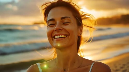 Une femme radieuse sourit au coucher du soleil sur la plage