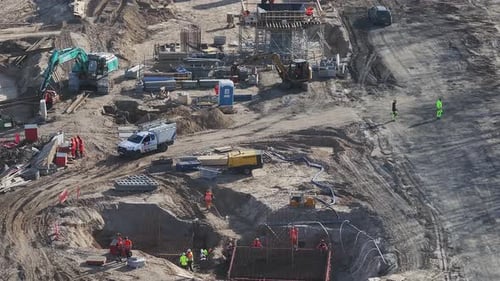 Vehículos de construcción y trabajadores en la planta de Southern Bridge en Riga