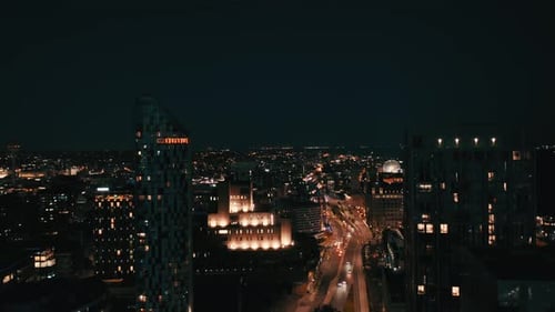 Drohnenaufnahme von Stadtlichtern und Skyline bei Nacht