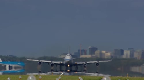 Jumbo-Jet fliegt nach einem starken Start von der Landebahn in den Himmel