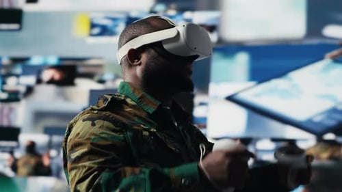 Afroamerikanischer Soldat arbeitet mit Virtual-Reality-Headset im Kontrollzentrum