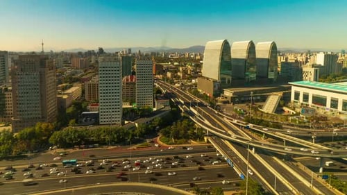 Metropole, Flug über Stadtverkehr Autos, fahrende Autobahn, belebter Stadtverkehr, modernes Geschäft