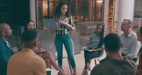 Gens d'affaires, formateur ou présentateur en formation, en atelier, en collaboration