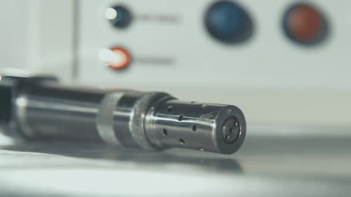 Hochtechnologische Laserausrüstung. Kabel für Nahaufnahme mit Stahlstecker. Cool Plasma Laborgerät...