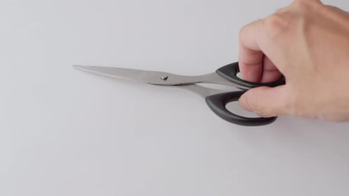 Ciseaux en cours de test sur fond blanc