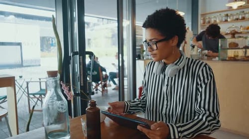 Young business woman relaxing in a cafe.
