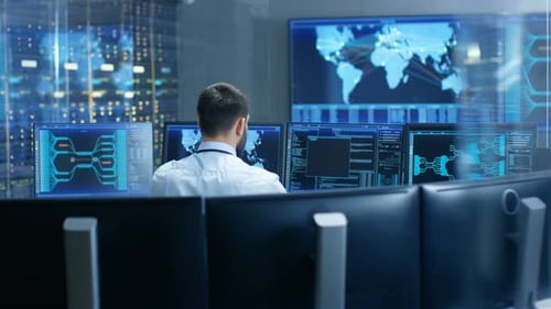 En la sala de monitoreo, el operador técnico monitorea atentamente la estabilidad del sistema. Es Surrou