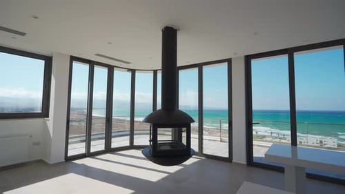 El recorrido por el ático frente al mar muestra un diseño moderno, vistas panorámicas al mar, interiores de lujo del piso al techo