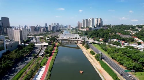 Famosa estrada rodoviária de Pinheiros, no centro da cidade de São Paulo, Brasil.
