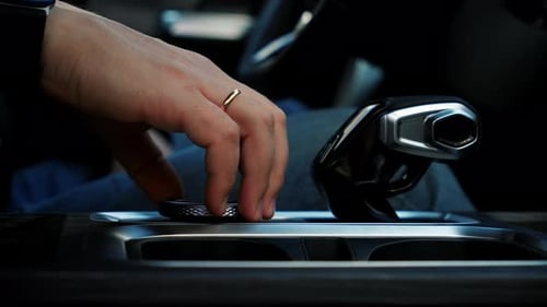 Man Hand gira o disco com a opção de modo de condução e depois muda de marcha em uma transmissão automática em