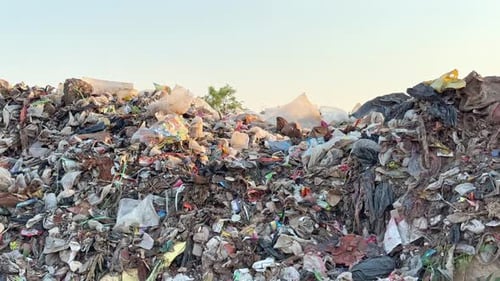 statische Aufnahme eines Müllhaufens auf dem Müllplatz, der mit Plastikmüll gefüllt ist, was die Hauptursache ist