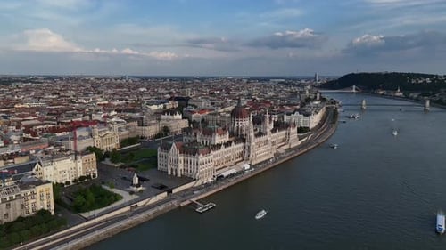 Vista aérea del Parlamento húngaro en la hora dorada