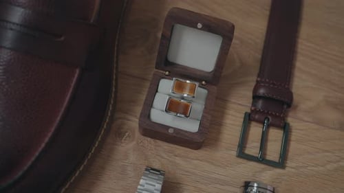 Accessoires für den Bräutigam mit Manschettenknöpfen, Gürtel, Uhr und braunen Lederschuhen
