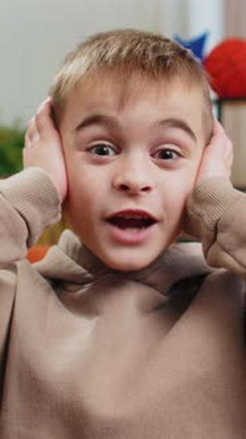 Niño emocionado sorprendido por una repentina victoria Good Win News celebrando Wow Reaction