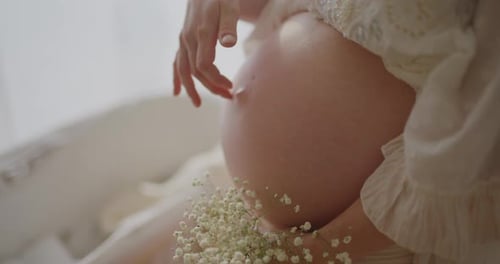 Femme enceinte touchant la bosse de bébé avec amour