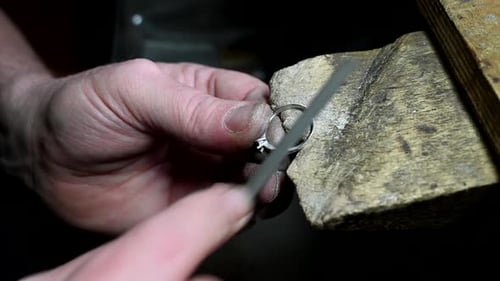 Goldener Ehering, von Goldsmith, isoliertes Makrovideo, Schmuckherstellung mit einem Profi