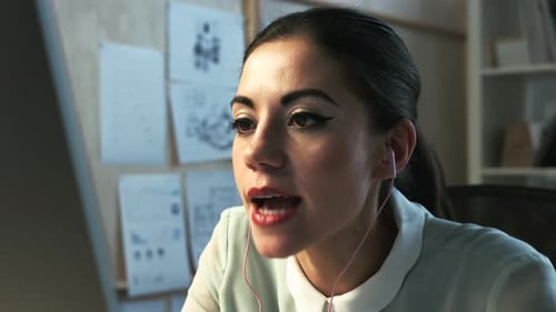 Vídeo llamada, informática y mujer de negocios en comunicación, conversación o discusión de negociación