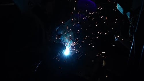 Schweißer Schweißt ein Metallrohr. Eisenschweißen. Funken schweißen