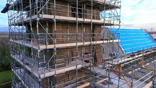 Iglesia, torre, andamios, estructura de andamios, vista aérea, techo pasadizo, reconstrucción de la arquitectura