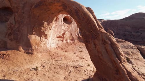 Vue aérienne d'un randonneur sous l'arche de Corona près de Moab, Utah