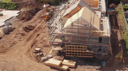 Sobrevuela una obra vacía con casas parcialmente construidas