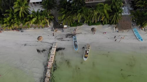 Vue aérienne ascendante, vue panoramique de personnes marchant sur le rivage d'Isla Holbox, au Mexique