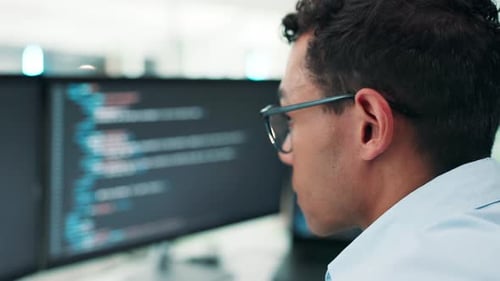 Hombre, desarrollador de software y programador con pantalla de ordenador para ciberseguridad