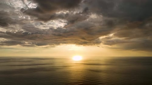 Vista aérea de una puesta de sol en color Dramático sobre el mar,