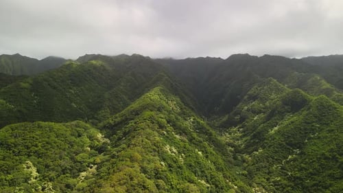 flying up towards the mountain range in hawaii