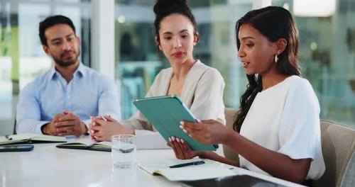 Colaboração, colegas e pessoas com tablet, discussão e debate de ideias para o projeto