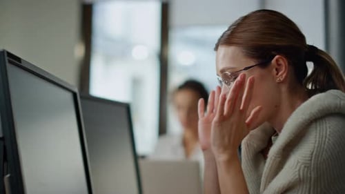 Softwareentwickler, Denklösung, Nahaufnahme, gestresste Frau, programmieren, analysieren