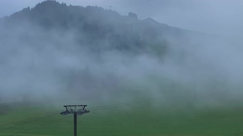 Extreme weather conditions of thick fog cancel use of cable lift