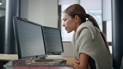 Desarrollador agotado que trabaja solo en la oficina, mujer estresada frotándose la cabeza