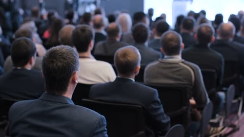 Muitos homens adultos de uma empresa comercial sentam-se em cadeiras à venda