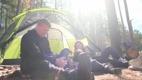 Disfrute de una aventura de campamento familiar en el hermoso bosque creando recuerdos duraderos juntos