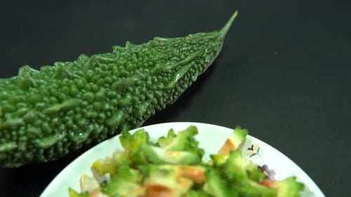 La courge amère est un légume très bénéfique pour la santé même s'il est amer.
