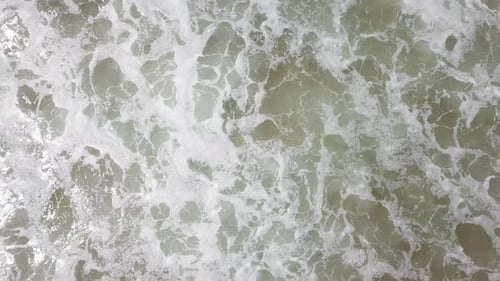 Les vagues recouvrent les autres vagues. Tir aérien