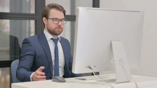 Junger Geschäftsmann schockiert über Verlust am Computer